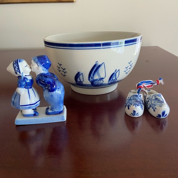 Holland Dutch Netherlands Delftware Kissing Boy & Girl, Wooden Shoes & Bowl - Picture 2 of 13